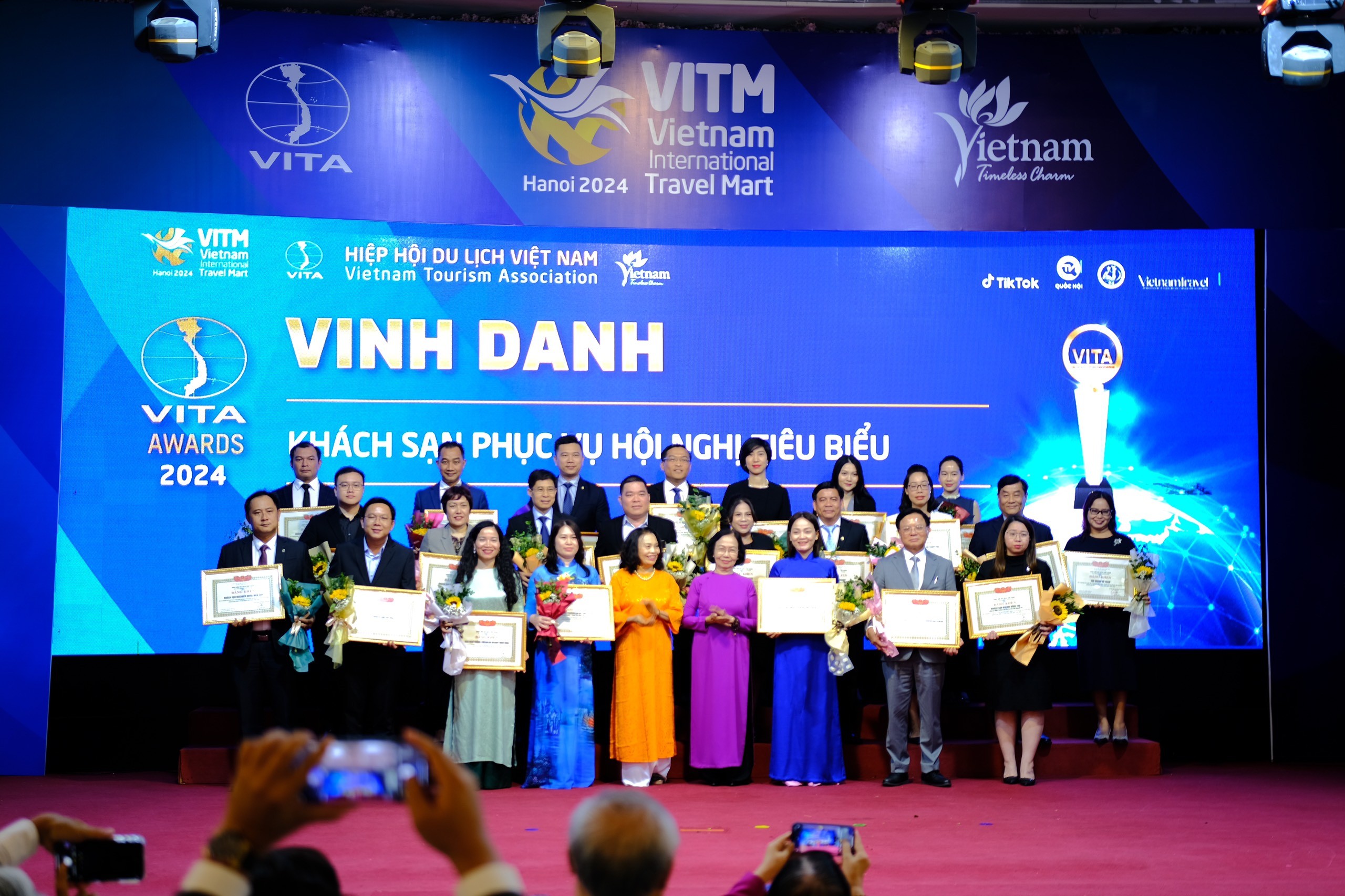 Lễ vinh danh các doanh nghiệp và cá nhân tiêu biểu của du lịch Việt Nam năm 2024